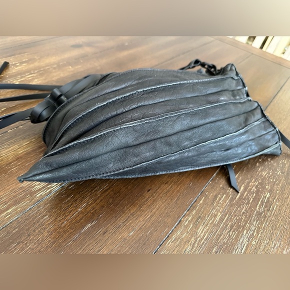 Beautiful leather cross body bag - Picture 13 of 15